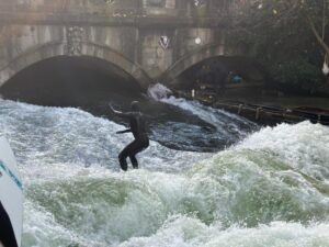 Eisbachsurfen in München